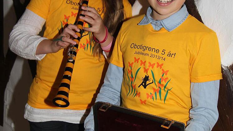 Nathalia Quiraga Drange (13) und Maria Wessmann (10) aus Norwegen sind begeisterte Oboen-Spielerinnen. Die beiden Mädchen sind die ersten Kinder, die auf den Tigerinstrumenten der Firma Wolf spielen - und finden die gestreiften Instrumente einfach witzig.