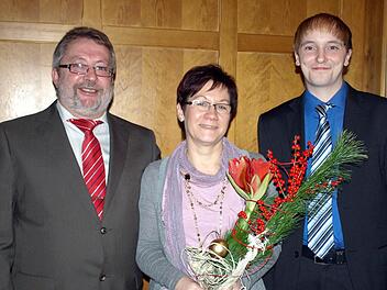 Zusammen mit seiner Frau Sonja und FW-Vorsitzenden Frank Müller (r.) stellte sich der Bürgermeisterkandidat der Freien Wähler, Eberhard Braunersreuther, der Versammlung bei der Nominierung vor. Foto: Susanne Deuerling