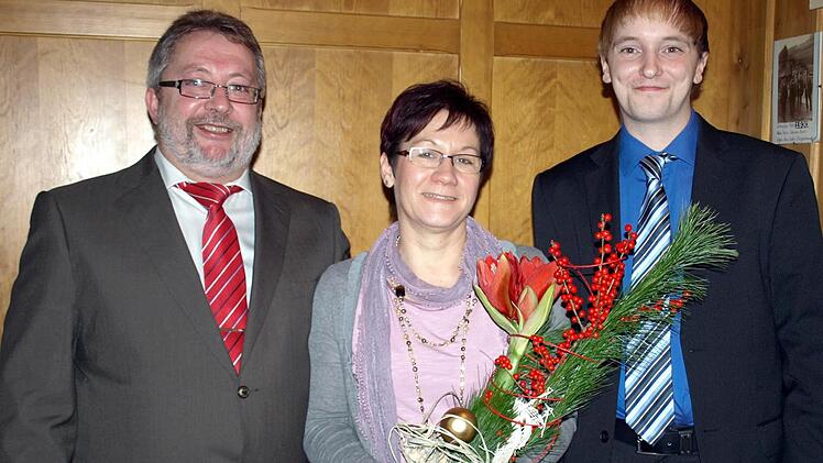 Zusammen mit seiner Frau Sonja und FW-Vorsitzenden Frank Müller (r.) stellte sich der Bürgermeisterkandidat der Freien Wähler, Eberhard Braunersreuther, der Versammlung bei der Nominierung vor. Foto: Susanne Deuerling