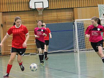 Fußballerinnen aus vier Schulen, unter ihnen vom Kaspar-Zeuß-Gymnasium und von der Maximilian-von-Welsch-Schule (im Bild), ermittelten gestern am Kronacher Schulzentrum wieder die besten Mannschaften in zwei Altersklassen. Foto: Lukas Kopp