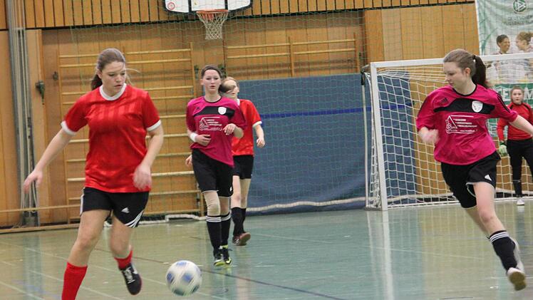 Fußballerinnen aus vier Schulen, unter ihnen vom Kaspar-Zeuß-Gymnasium und von der Maximilian-von-Welsch-Schule (im Bild), ermittelten gestern am Kronacher Schulzentrum wieder die besten Mannschaften in zwei Altersklassen. Foto: Lukas Kopp