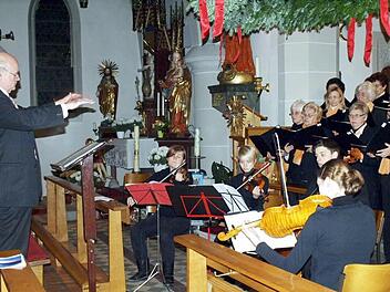 Walter Klose als Chorleiter in seinem Element beim Steinwiesener Adventskonzert . Foto: Susanne Deuerling