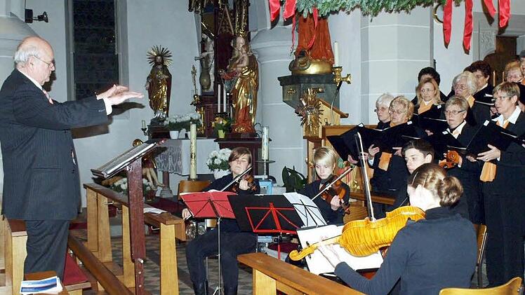 Walter Klose als Chorleiter in seinem Element beim Steinwiesener Adventskonzert . Foto: Susanne Deuerling