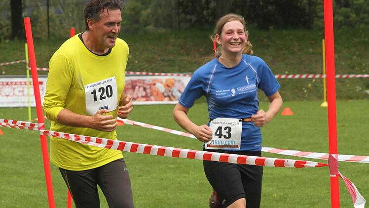 Auch Zweiter Bürgermeister Harald Pascher (links) war unter den Läufern über sechs Kilometer und geht hier anscheinend mit großer Freude mit Ronja Reitz über die Ziellinie.
