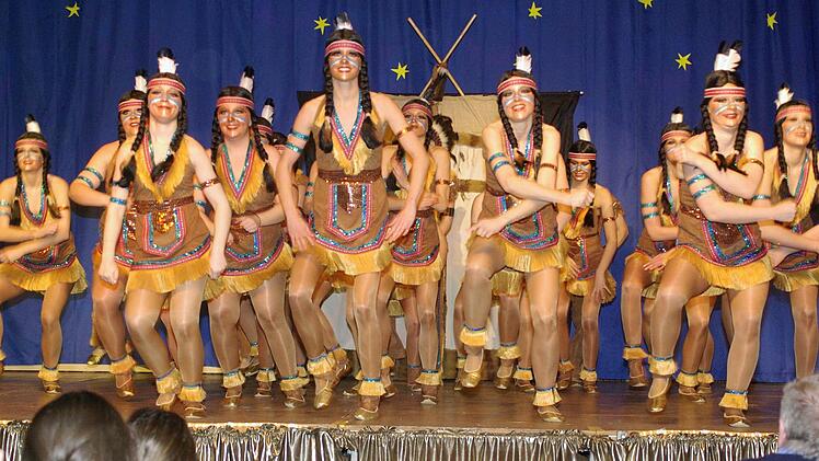 Die Showtanzgruppe kam im Indianierlook auf die Bühne. Fotos: Winfried Ehling