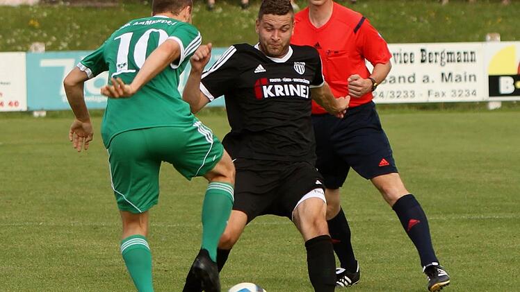 Die Kampfkraft von Andre Schmitt (Mitte, schwarzes Trikot) soll dem FC Sand auch gegen den starken Würzburger FV zu Gute kommen.