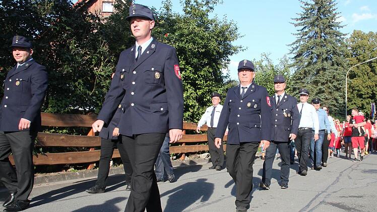 Ein stattlicher Festzug schlängelte sich durch die Straßen von Fassoldshof und Rothwind. Foto: Stephan Stöckel
