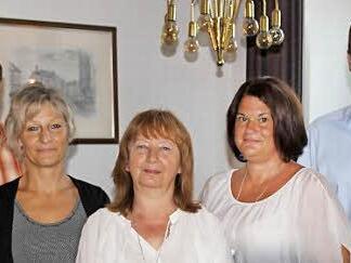 Geschäftsleiter Wolfgang Kühl (links) und Bürgermeister Michael Ziegler gratulierten Katrin Reitz, Cornelia Gebhardt, Daniela Mücke.  Foto: gg