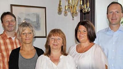 Geschäftsleiter Wolfgang Kühl (links) und Bürgermeister Michael Ziegler gratulierten Katrin Reitz, Cornelia Gebhardt, Daniela Mücke.  Foto: gg