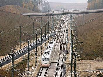 Die ersten Züge (wie hier an der Einschleifung nördlich von Coburg) fahren schon: Entlang der ICE-Neubaustrecke haben Ehrenamtliche in zehnjähriger Arbeit die Einsatzkonzepte für Notfälle entwickelt. Für dieses Engagement wird sich Innenminister Joachim Herrmann bei einem "Blaulichtempfang" bedanken - mit "mehr als nur ein paar Bratwürsten", wie das Ministerium versichert hat. Foto: Claus Weber/Deutsche Bahn