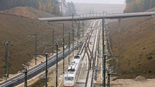 Die ersten Züge (wie hier an der Einschleifung nördlich von Coburg) fahren schon: Entlang der ICE-Neubaustrecke haben Ehrenamtliche in zehnjähriger Arbeit die Einsatzkonzepte für Notfälle entwickelt. Für dieses Engagement wird sich Innenminister Joachim Herrmann bei einem "Blaulichtempfang" bedanken - mit "mehr als nur ein paar Bratwürsten", wie das Ministerium versichert hat. Foto: Claus Weber/Deutsche Bahn
