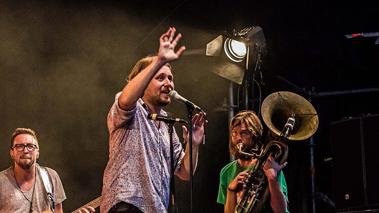 LaBrassBanda begeistert in Tambach . Foto: Jochen Berger