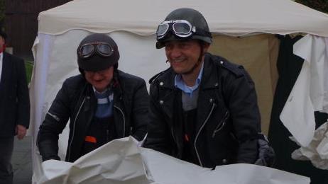 Das Dauerduell der Neuengrüner Kerwa: Bürgermeister Jens Korn  gegen Pater Jan Poja Veronika Schadeck