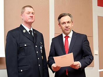 Ehrung von Roland Kern (links) für 40 Jahre aktive Dienstzeit durch den Landrat Alexander Tritthart.  Fotos: Richard Sänger