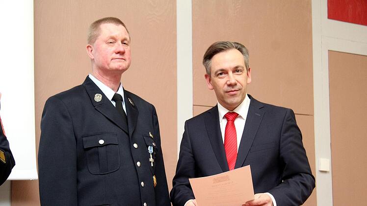 Ehrung von Roland Kern (links) für 40 Jahre aktive Dienstzeit durch den Landrat Alexander Tritthart.  Fotos: Richard Sänger