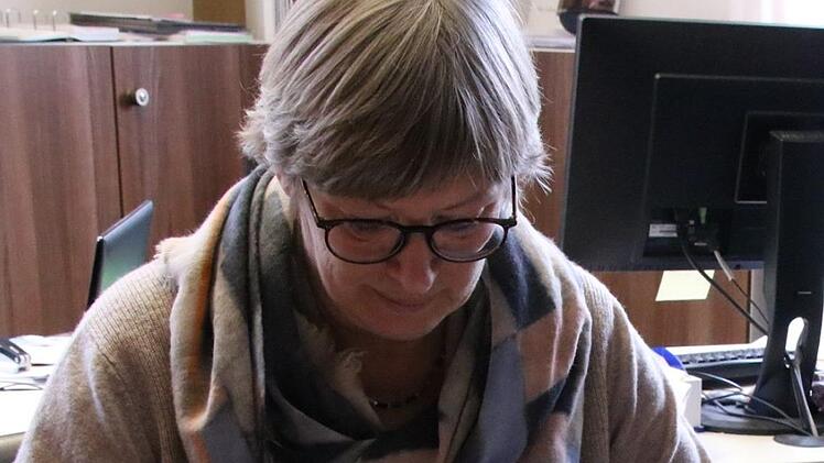 Anette Achilles, Geschäftsführerin der Haßfurter Waldorfschule, prüft Möglichkeiten, das Fahrkartenproblem ihrer Schüler zu lösen.