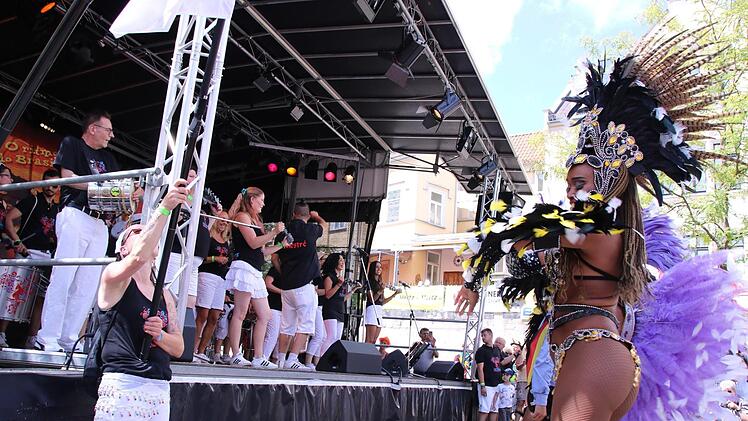 Die Sambaschool da Bateria Caliente bei ihrem Auftritt am Samstagnachmittag auf dem Albertsplatz beim Coburger Sambafestival. Fotos: Andreas Lösch