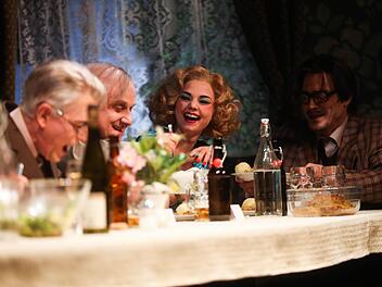 Noch gehts  lustig zu. "Schweig, Bub!" am Landestheater Coburg. Henning Rosenbusch