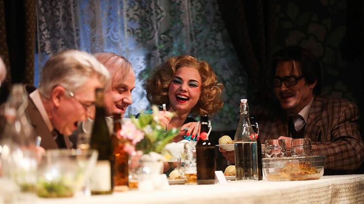 Noch gehts  lustig zu. "Schweig, Bub!" am Landestheater Coburg. Henning Rosenbusch