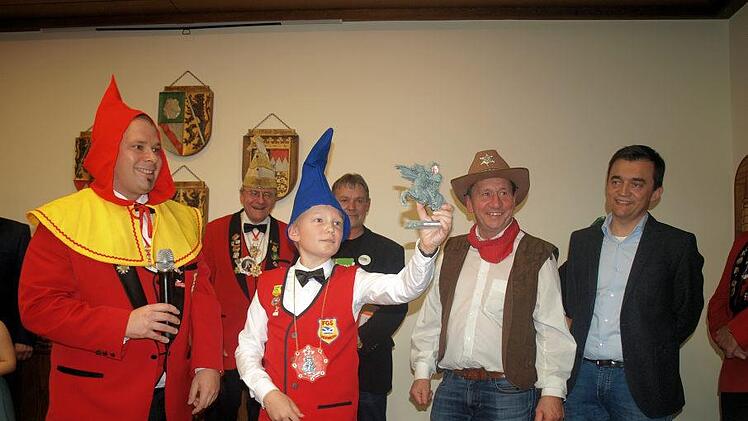 Der Zwerg vom Berg, Sven Schuster li und der kleine  Zwerg vom Berg, David Wiedel verteilen Geschenke an die Bürgermeister.Susanne Deuerling