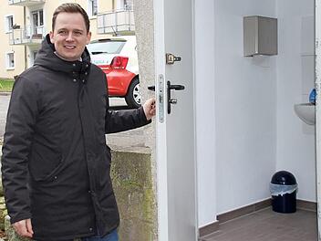 Bad Rodachs Bürgermeister Tobias Ehrlicher (SPD) gibt die sanierte Friedhofstoilette frei. Das Waschbecken und die neuen Fließen verbessern fortan die Hygiene des öffentlichen WC. Foto: Sven Dörr