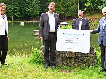 Kreisk&auml;mmerin Carmen Stumpf (v. li.), Landrat Hermann Ulm, Helmut Pfefferle und Spender Peter Dyck  Foto: privat