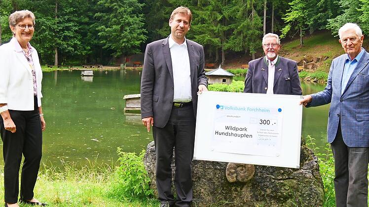 Kreisk&auml;mmerin Carmen Stumpf (v. li.), Landrat Hermann Ulm, Helmut Pfefferle und Spender Peter Dyck  Foto: privat