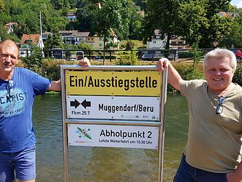 Jörg Grosse (links)    und     Wolfgang Batz kritisieren die "Verdrängung" der     privaten  Paddler  durch die  Bootsverleiher an der       Ausstiegsstelle  in Muggendorf. Ekkehard Roepert