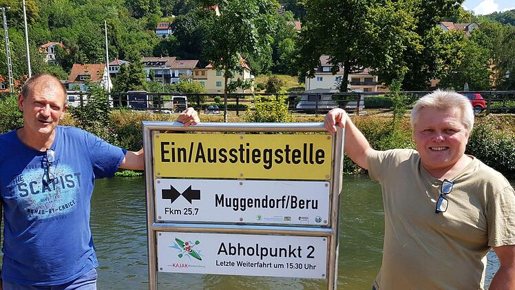 Jörg Grosse (links)    und     Wolfgang Batz kritisieren die "Verdrängung" der     privaten  Paddler  durch die  Bootsverleiher an der       Ausstiegsstelle  in Muggendorf. Ekkehard Roepert