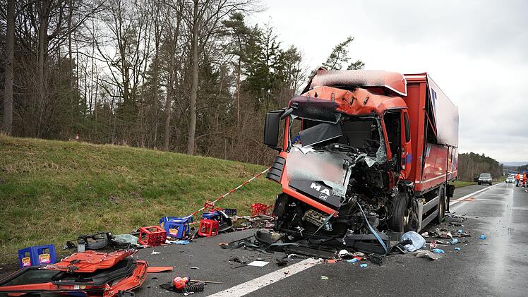 A9 bei Nürnberg: Lkw kracht in Stauende - Fahrer eingeklemmt und schwer verletzt