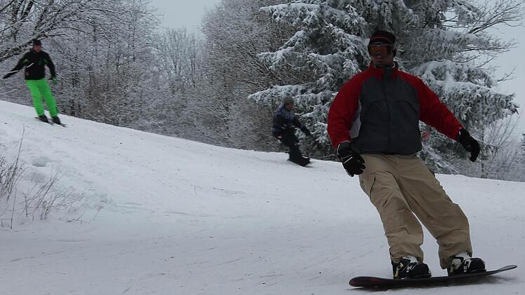 Endlich kommen Ski- und Snowboardfahrer in der Rhön, wie hier am Arnsberg, auf ihre Kosten. Fotos: Benedikt Borst