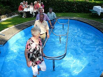 Die drei Bürgermeister bekamen beim Kneipp-Gang mit der Vorsitzenden kalte Füße. Foto: hl