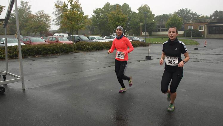 Beim Zieleinlauf die Ersten im Laufen Jessica Wirth (links) und Anette Guth.
