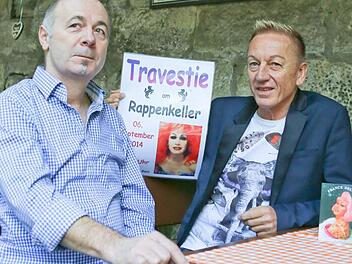 Sie haben die Travestie im Kellerwald hoffähig gemacht: Rappen-Wirt Andreas Woithe (links) und Konny Herzing. Foto: Barbara Herbst