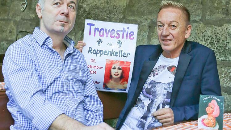 Sie haben die Travestie im Kellerwald hoffähig gemacht: Rappen-Wirt Andreas Woithe (links) und Konny Herzing. Foto: Barbara Herbst
