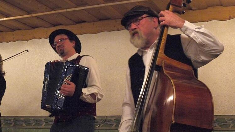 David Saam und Heinrich Filser (von links) beim Auftritt in Heroldsbach.  Fotos: Pauline Lindner