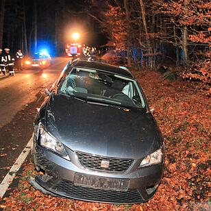 Pkw prallt bei Buch gegen Baum
