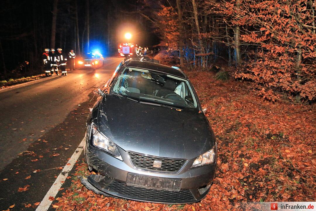 Pkw prallt bei Buch gegen Baum