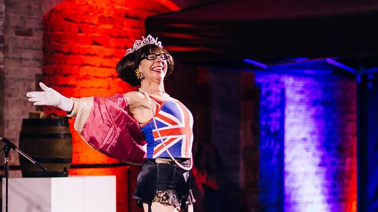 Überraschte bei der Gala zur Medienpreis-Verleihung mit allerhand Slapstick: die Comedy-Künstlerin Krissie Illing, hier als schwungvolle Queen Elizabeth. Fotos: Sebastian Buff