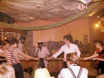 Ausgelassene Stimmung unter dem Kommando des "Kapit&auml;ns" J&uuml;rgen Grosse war im Riverboat normal. Foto: Archiv Grosse