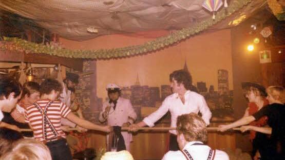 Ausgelassene Stimmung unter dem Kommando des "Kapit&auml;ns" J&uuml;rgen Grosse war im Riverboat normal. Foto: Archiv Grosse