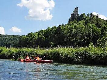 Kanufahren auf der Wiesent, vorbei an der Ruine Neideck  Foto: Aktiv Reisen