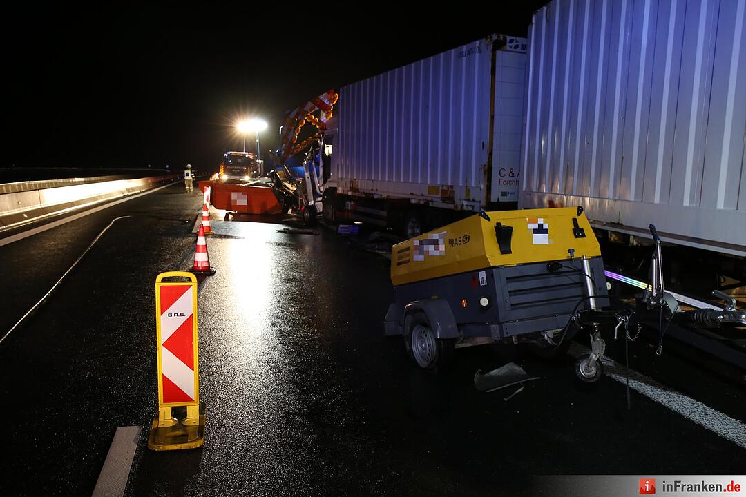 Lkw walzt Nachtbaustelle nieder - Bauarbeiter schwer verletzt - Bild der Verwuestung auf mehr als 300 Metern
