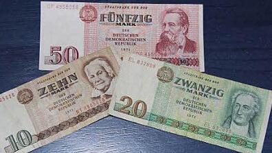 Erinnerungen an das geteilte Deutschland: Zehn-, Zwanzig- und Fünfzig-Mark-Scheine der ehemaligen Deutschen Demokratischen Republik gibt es auf der Münzbörse unter anderem zu sehen.  Foto: A. Kemnitzer