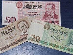 Erinnerungen an das geteilte Deutschland: Zehn-, Zwanzig- und F&uuml;nfzig-Mark-Scheine der ehemaligen Deutschen Demokratischen Republik gibt es auf der M&uuml;nzb&ouml;rse unter anderem zu sehen.  Foto: A. Kemnitzer