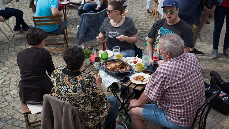 Etwa 80 Leute folgten dem mysteriösen Aufruf eines Unbekannten am 1. April. Foto: Alexander Martin
