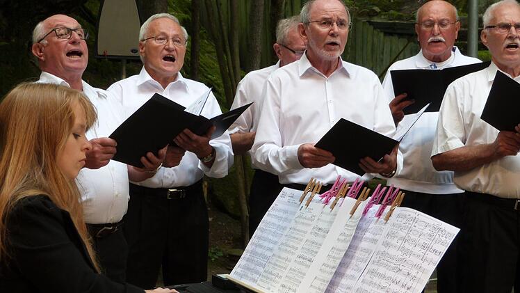 Der Gesangverein Weiher-Mangersreuth mit der jungen Maria-Kristin Foit am Keyboard. Foto: Werner Reißaus