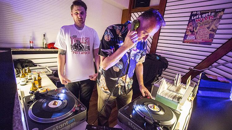 DJ Mike aus Ebelsbach (links) und DJ Wildcat Udo im Bürgersaal
