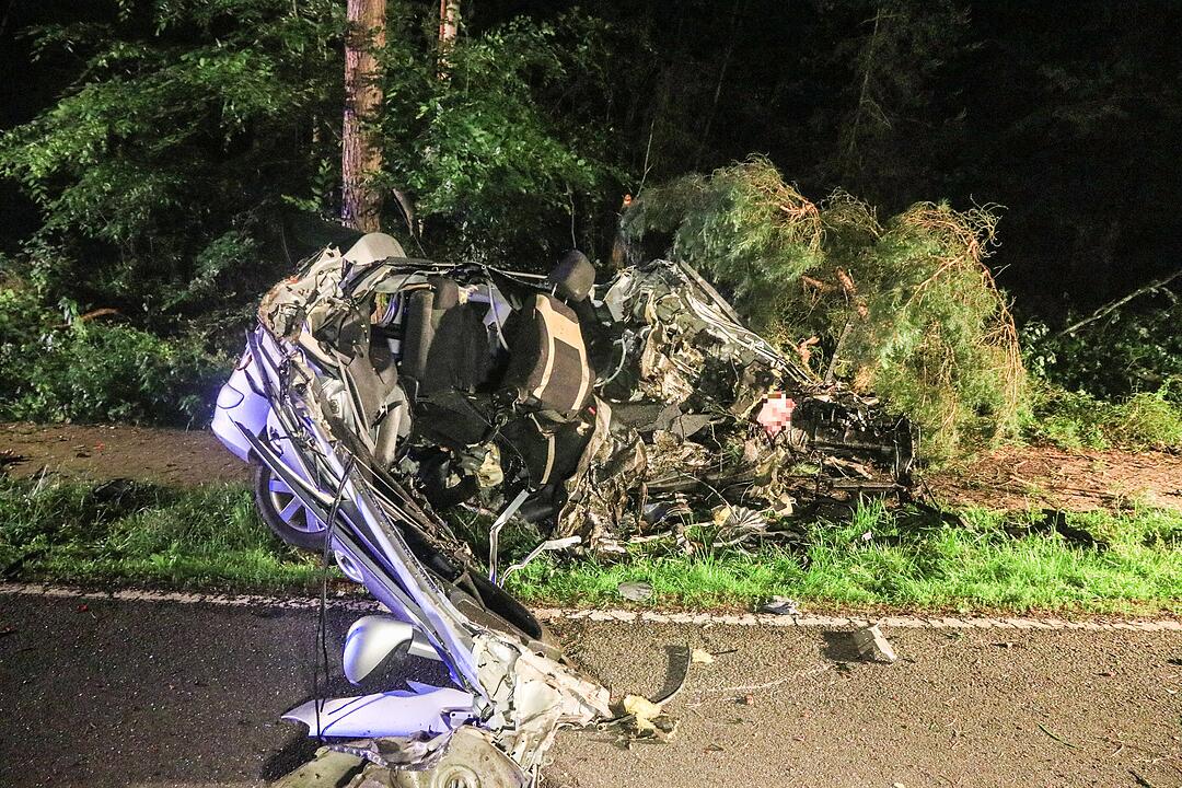 Tödlicher Unfall im Kreis Forchheim: Auto prallt gegen Baum und wird komplett zerstört - Fahrer stirbt