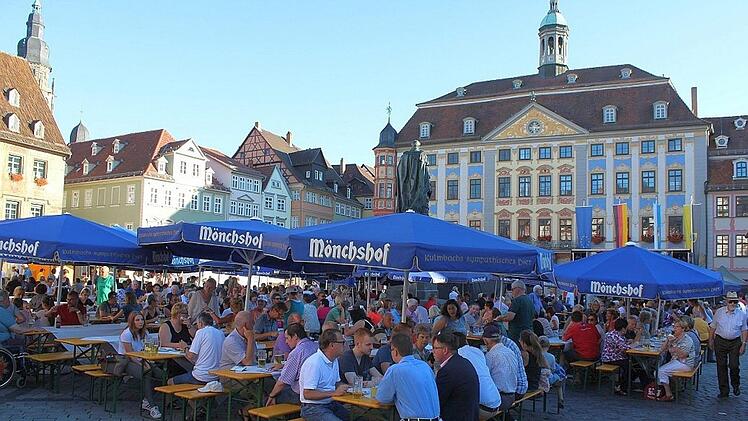 Auf dem Coburger Marktplatz dreht sich wieder alles um die Coburger Klöße. Fotos: PR